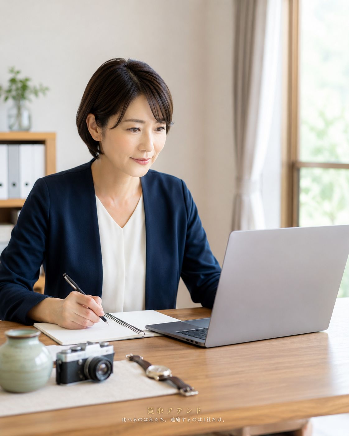 買取アテンドが出張買取のお役立ち情報を確認するイメージ 日本人スタッフが出張買取のお役立ち情報を整理しているイメージ